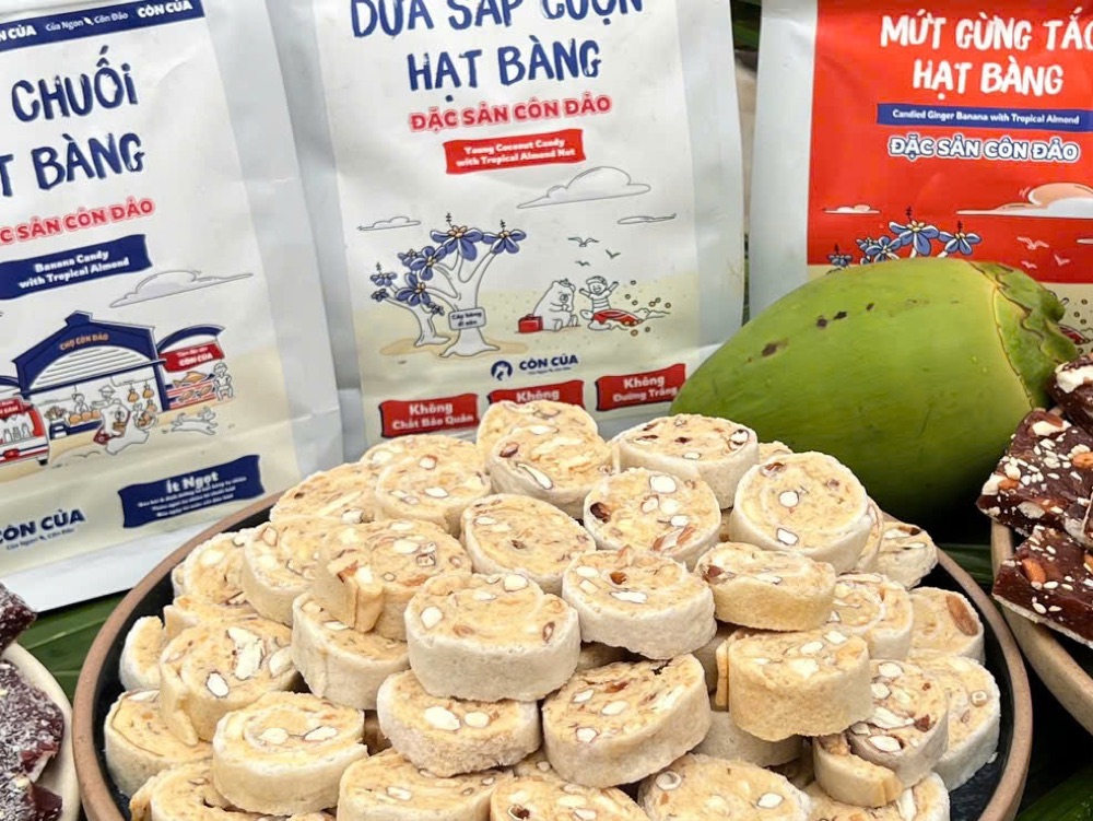 Côn Củaのココナッツ・サップ熱帯アーモンドロールキャンディ(Kẹo dừa sáp cuộn hạt bàng)
